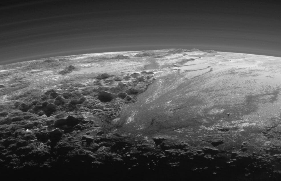 冥王星の絶景! ニュー・ホライズンズが2015年に撮影した“黄昏の大気層”【今日の宇宙画像】